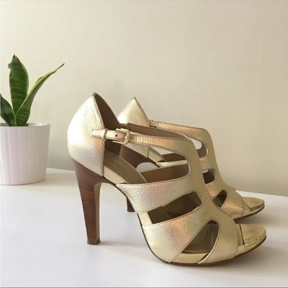 Tahari Shasta Gold Leather Stiletto Sz 6